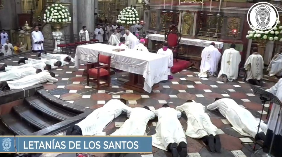 Arzobispo Víctor Sánchez ordena a 10 nuevos diáconos en la Catedral 