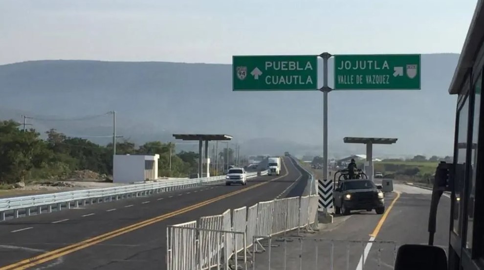 Estudiantes bloquean Autopista Interoceánica Siglo XXI, en el límite entre Morelos y Puebla