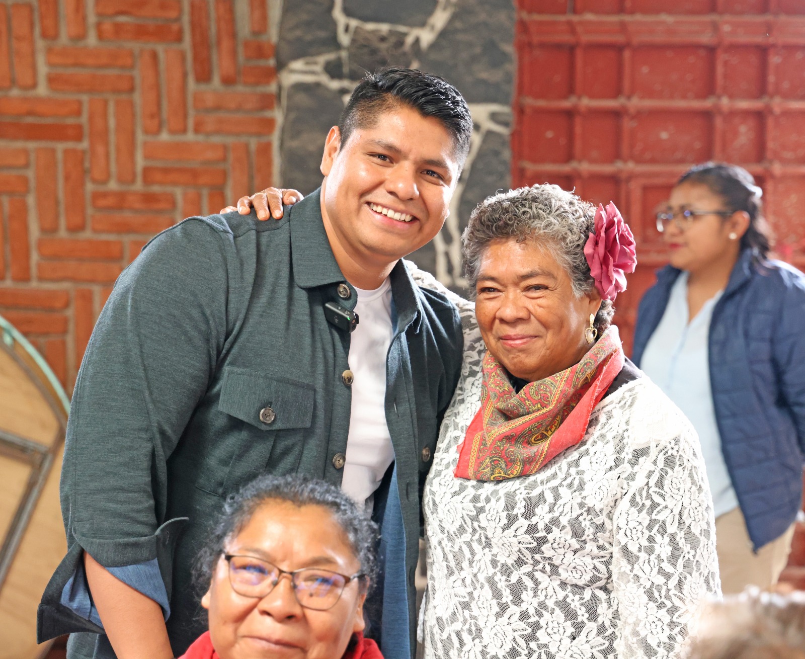 Omar Muñoz y Tere Alfaro celebran a los abuelitos de Cuautlancingo en su día