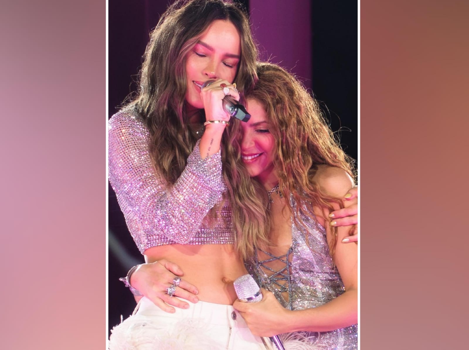 Belinda y Shakira interpretan Días de enero en el Estadio GNP 