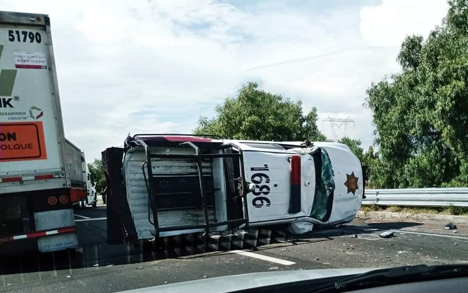 Volcadura de patrulla en la Puebla-Orizaba genera tráfico intenso 