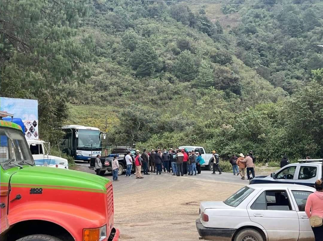Tras accidentes, pobladores cierran carretera federal Zacapoaxtla-Cuetzalan