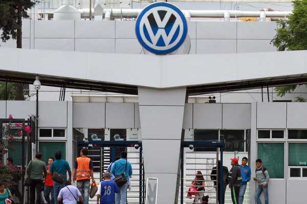 Reportan sanos a 40 trabajadores de VW que convivieron con portador de coronavirus