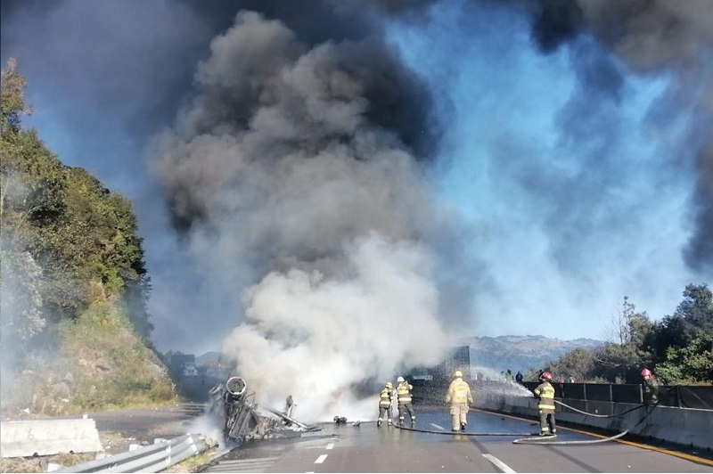 Cierre total de la Xalapa-Puebla por choque e incendio de pipa