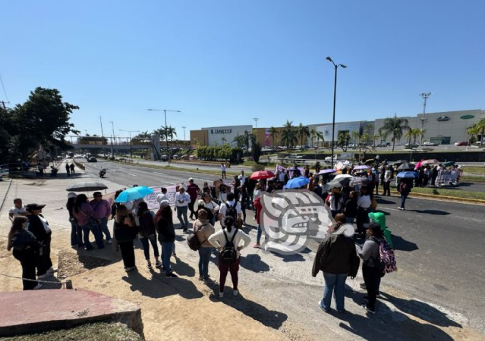 Con protestas, maestros bloquean la carretera Xalapa-Veracruz