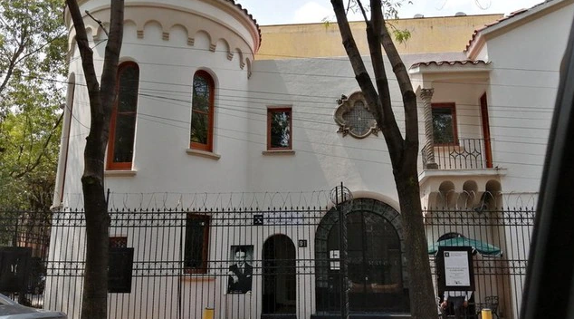 La hija de la chingada y Entre el escritorio y la cama; dos crónicas breves de la ciudad
