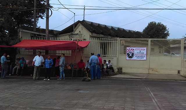 SME mantiene plantón en Huauchinango para exigir indemnizaciones