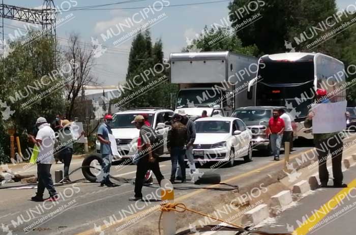 Vecinos de Tlaxcala cierran la federal y la autopista y bloquean paso a Texmelucan 