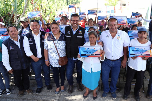 Entregan  apoyos de vivienda a familias de Xicotepec