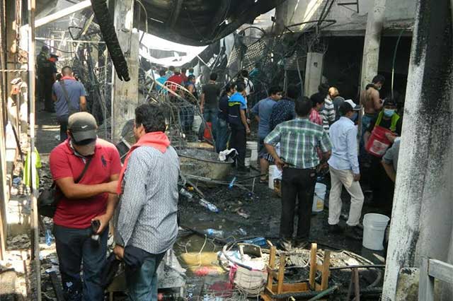 Calculan en 30 mdp los daños en el mercado de Xicotepec tras incendio