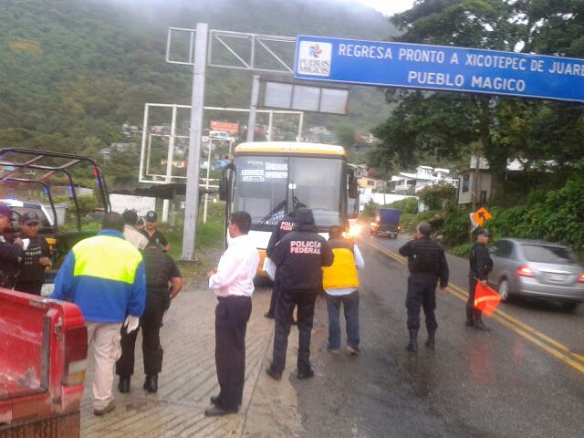 Encapuchados asaltan dos autobuses en la México-Tuxpan