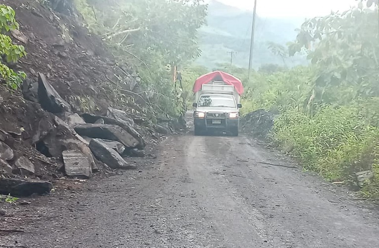 Reabren camino bloqueado tras deslave en Xicotepec