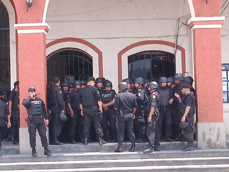 Se enfrentan policías y asaltantes de un autobús en Xicotepec