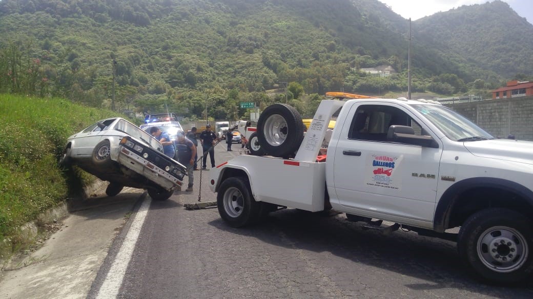Sobre dos ruedas, queda vehículo accidentado en la México-Tuxpan