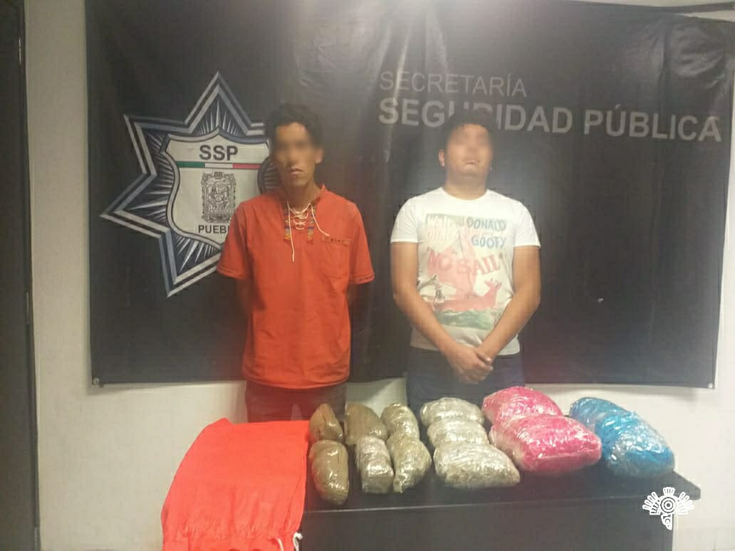 Detienen a dos con 12 paquetes de marihuana en Xilotzingo