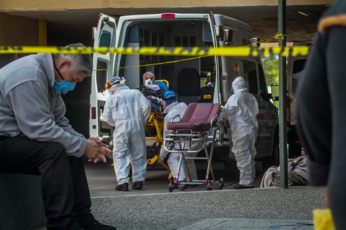 Enluta Covid-19 a cerca de 10 mil familias en Puebla en primer año de pandemia