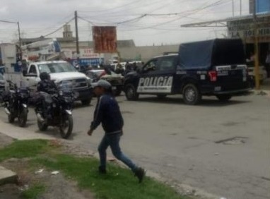 Golpean a policía que intentó revisarlos en Xonacatepec
