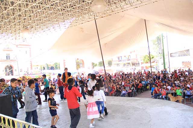 Festejan a más de 500 niños en San Miguel Xoxtla