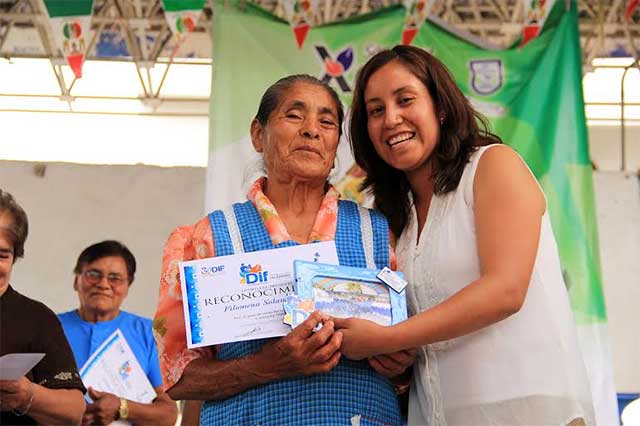 Festejan a 200 abuelitos en DIF de San Miguel Xoxtlla
