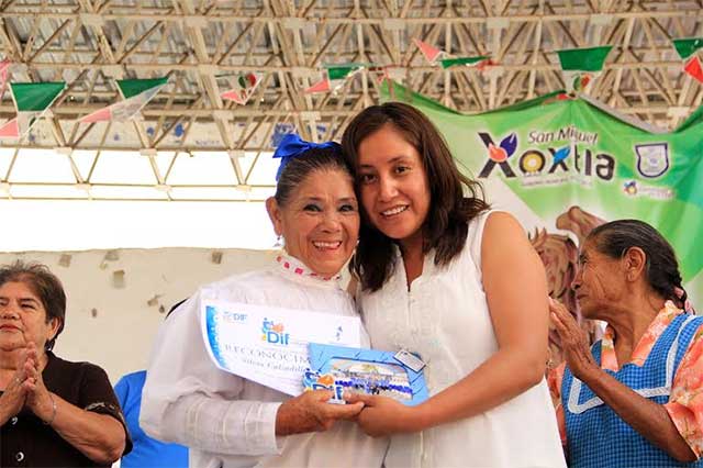 Festejan a 200 abuelitos en DIF de San Miguel Xoxtlla