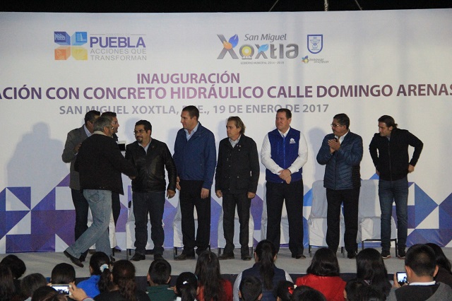 Inauguran RMV y el edil Miguel Hernández calle en San Miguel Xoxtla