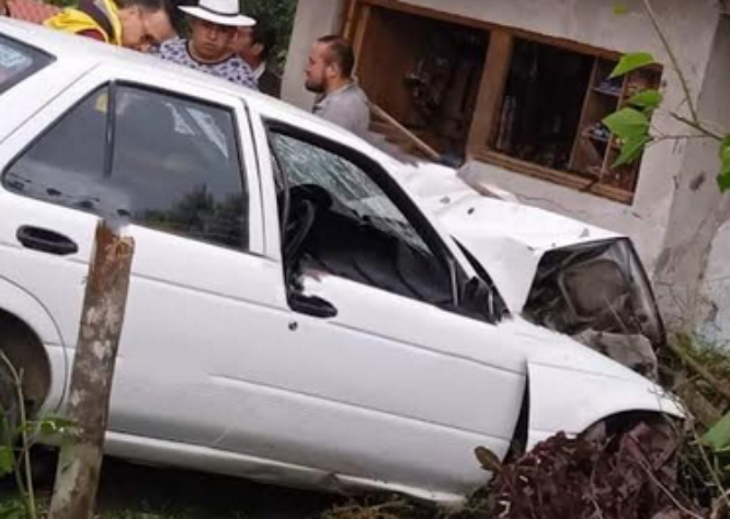 Choca automóvil contra casa en comunidad de Cuetzalan