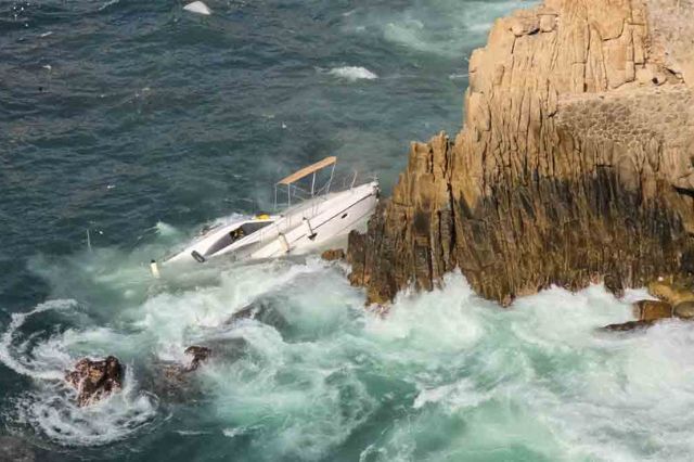 A horas del Año Nuevo, yate se hunde en La Quebrada; 15 turistas son rescatados 