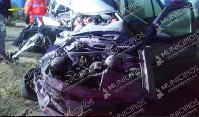 Dos muertos y tres lesionados deja choque en Yehualtepec