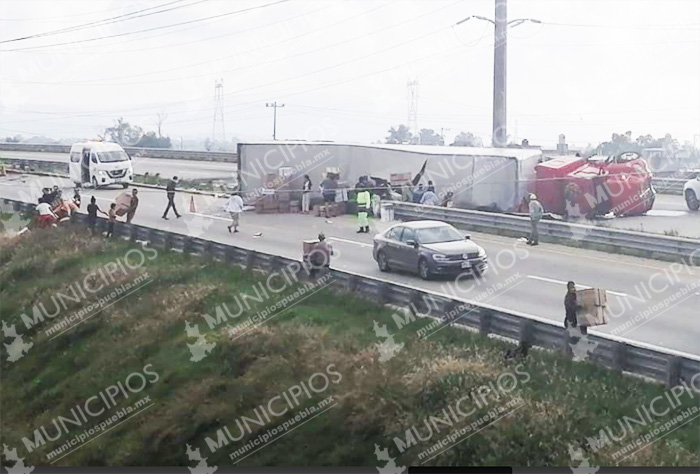 Vuelca tráiler cargado de abarrotes y se registra rapiña en Texmelucan 