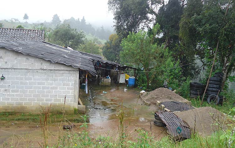 Con daños por lluvias casi un centenar de viviendas en Zacapoaxtla