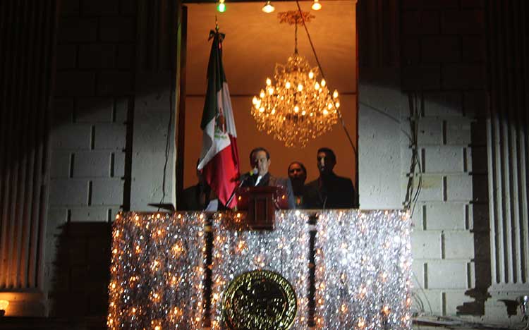 Ante miles de personas, edil celebra Grito en Zacapoaxtla