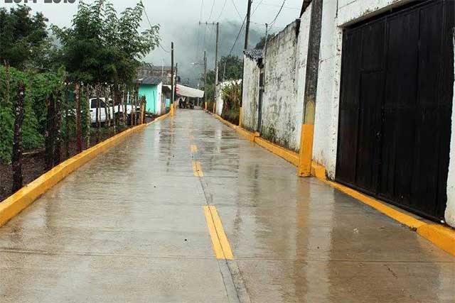 Entrega edil de Zacapoaxtla pavimentación en la junta auxiliar de Xalacapan