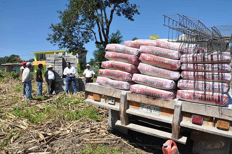 Entregan en Zacapoaxtla material para viviendas afectadas por lluvias