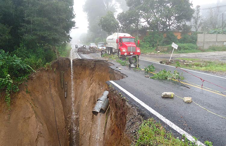 Bloqueadas dos carreteras en Zacapoaxtla por intensas lluvias