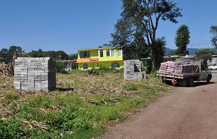Entregan en Zacapoaxtla material para viviendas afectadas por lluvias
