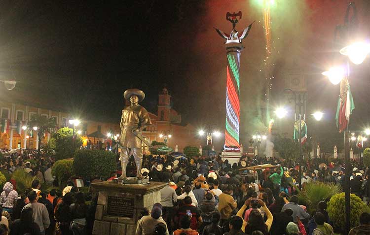 Ante miles de personas, edil celebra Grito en Zacapoaxtla
