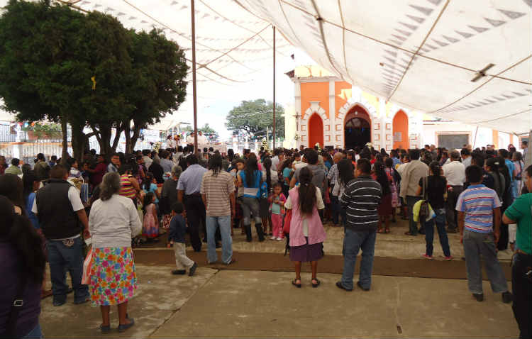 San Miguel Arcángel reúne a miles de fieles en Zacapoaxtla