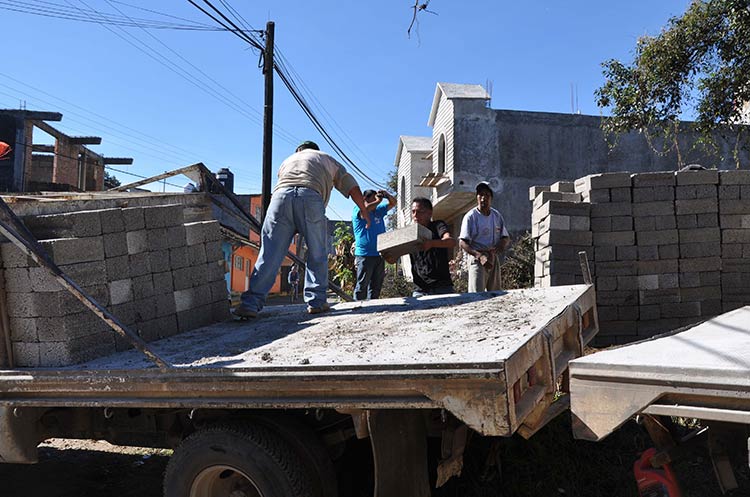 Entregan en Zacapoaxtla material para viviendas afectadas por lluvias