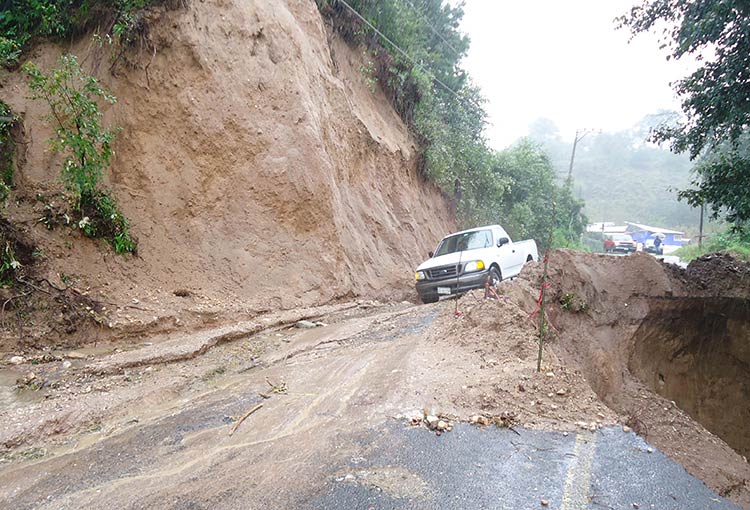 Bloqueadas dos carreteras en Zacapoaxtla por intensas lluvias