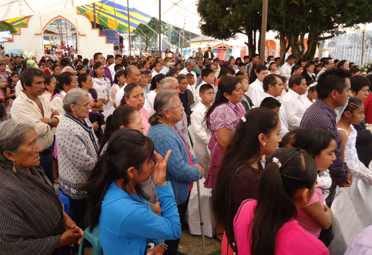 San Miguel Arcángel reúne a miles de fieles en Zacapoaxtla