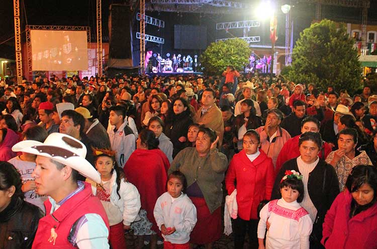 Ante miles de personas, edil celebra Grito en Zacapoaxtla