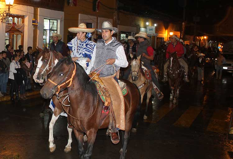 Ante miles de personas, edil celebra Grito en Zacapoaxtla