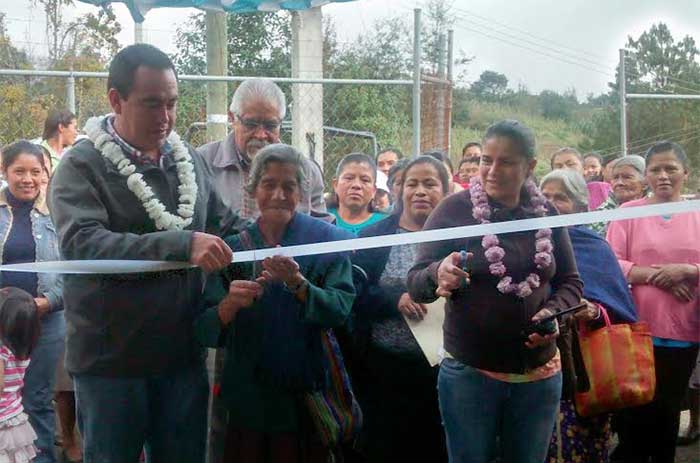 Edil de Zacapoaxtla recorre comunidades para entregar Apoyos
