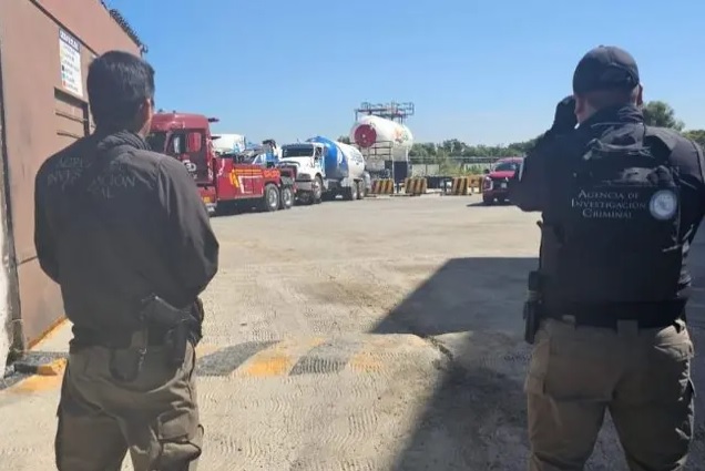 Golpe al huachigas: inmovilizan pipas y tanques en bodega de Zacatelco