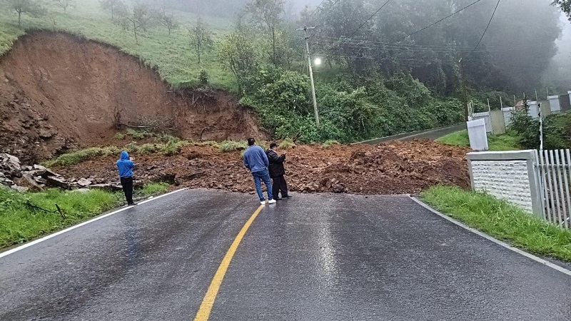 Deslizamiento de tierra bloquea la carretera Acuaco – Zacapoaxtla