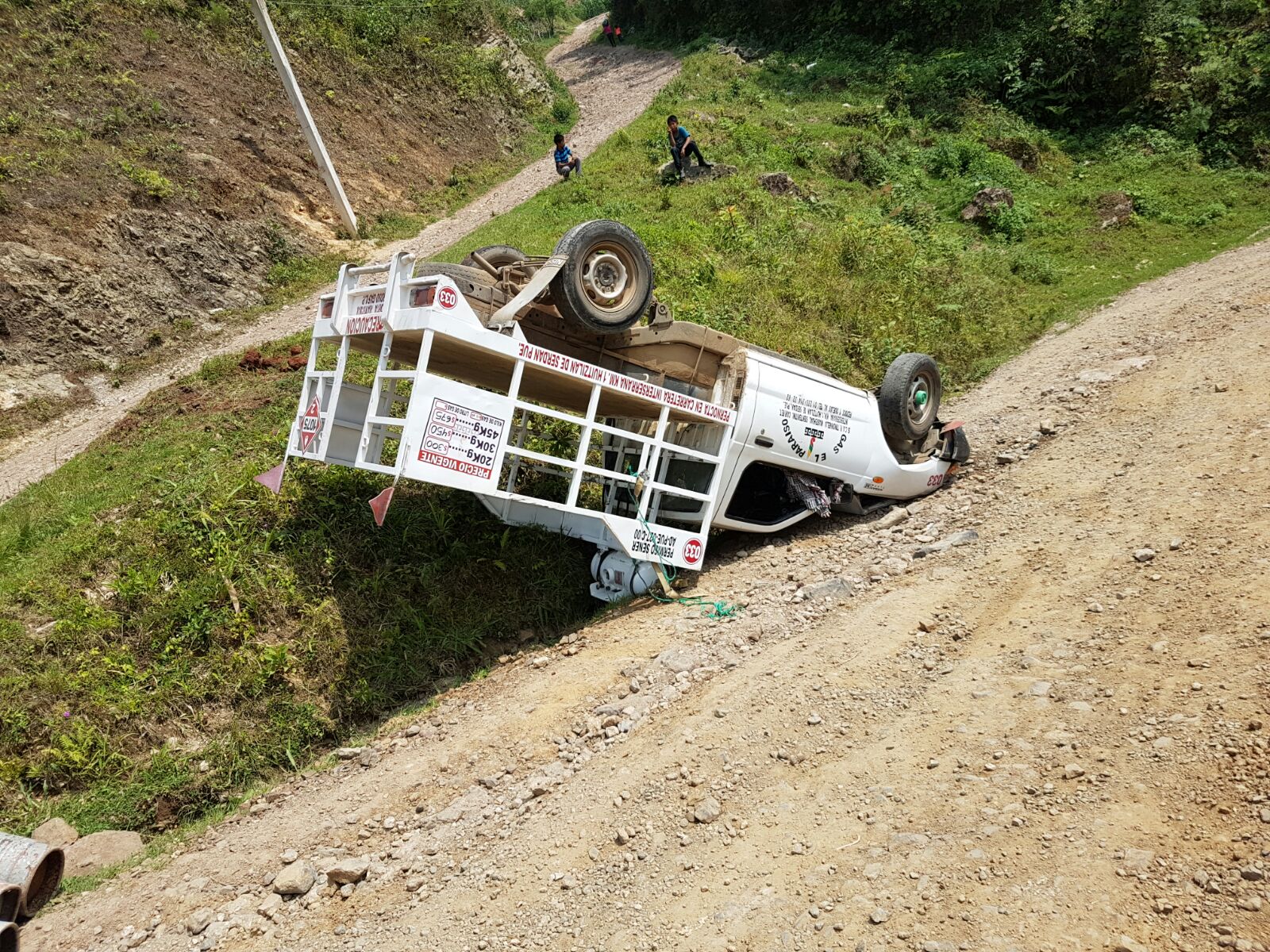 Vuelca camioneta con más de 12 cilindros de gas en Zacapoaxtla