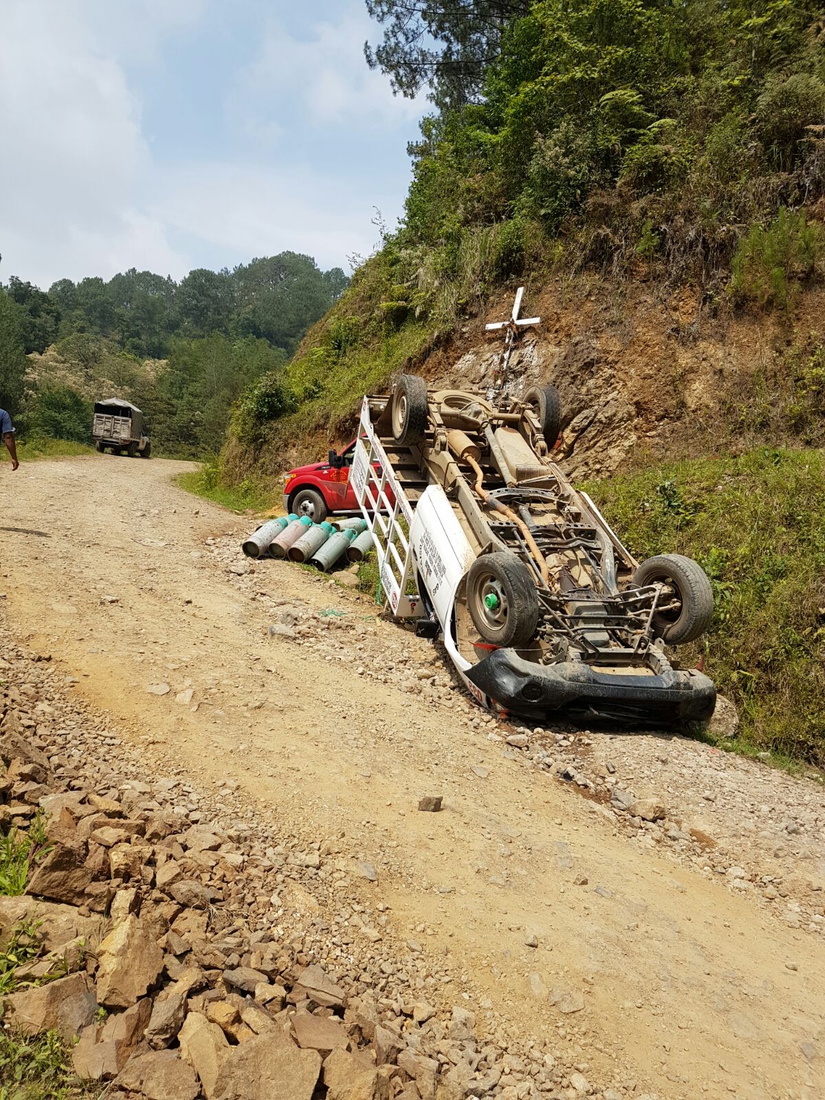 Vuelca camioneta con más de 12 cilindros de gas en Zacapoaxtla