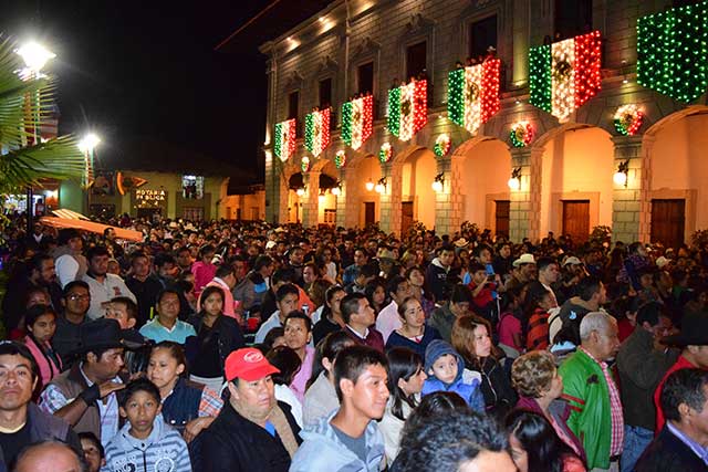 Ceremonia del grito reúne a 5 mil personas en Zacapoaxtla