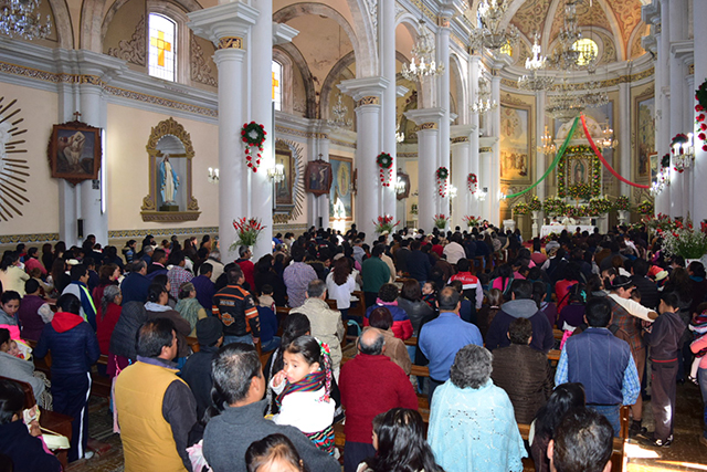 En Zacapaoaxtla sigue la tradición de vestir a los niños de Juan Diego