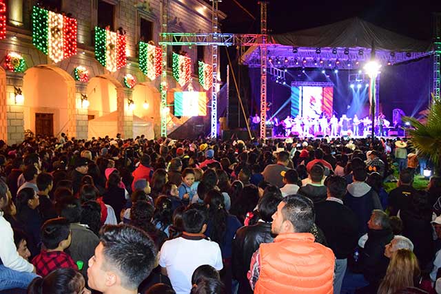 Ceremonia del grito reúne a 5 mil personas en Zacapoaxtla